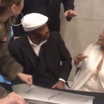 Gösteri sonunda seyircilerle buluşma